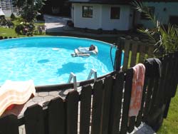 Unser Pool fasst 25.000 LiterWasser und hat manchmal 25 Grad